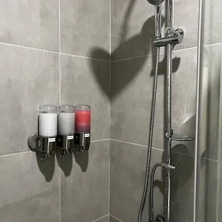 Two Apartments, Free Parking, Close To The Center * Praga